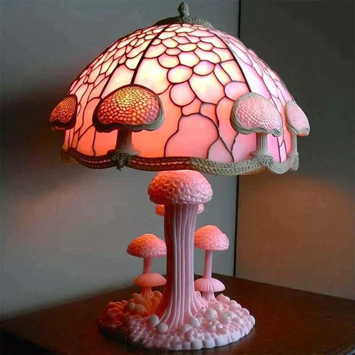 Ręcznie wykonana lampa witrażowa, kolorowe szkło rozpraszające kojące światło, tworząc ciepłą i elegancką atmosferę.
