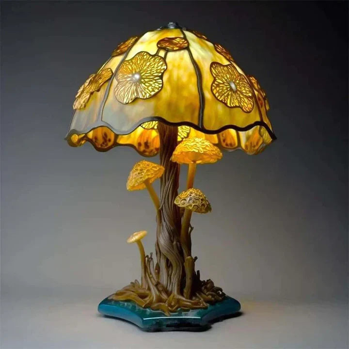 Ręcznie wykonana lampa witrażowa, kolorowe szkło rozpraszające kojące światło, tworząc ciepłą i elegancką atmosferę.