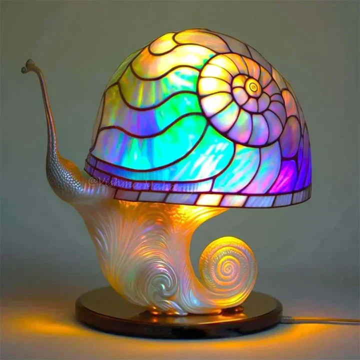 Ręcznie wykonana lampa witrażowa, kolorowe szkło rozpraszające kojące światło, tworząc ciepłą i elegancką atmosferę.