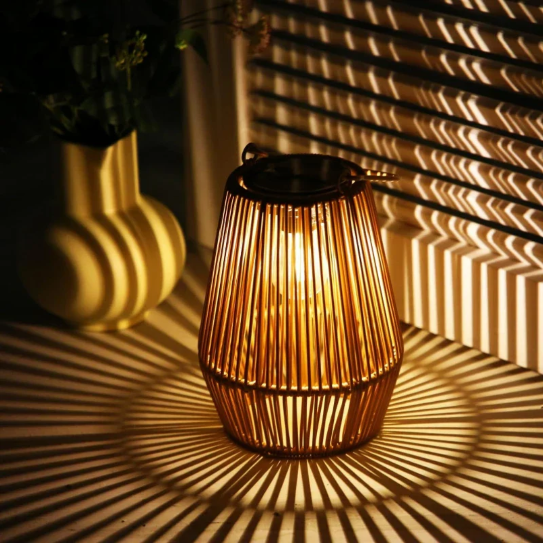 Stylowa zewnętrzna lampa solarna o nowoczesnym designie, wodoodporna; idealna do oświetlenia ogrodu ciepłym światłem.