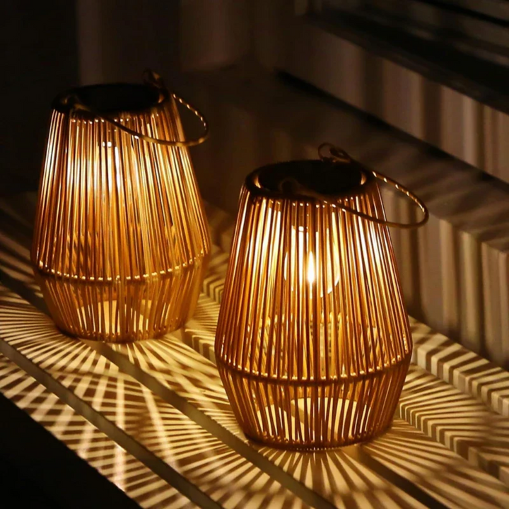 Stylowa zewnętrzna lampa solarna o nowoczesnym designie, wodoodporna; idealna do oświetlenia ogrodu ciepłym światłem.