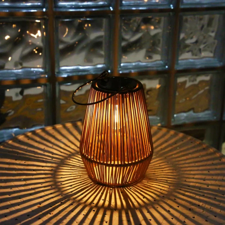 Stylowa zewnętrzna lampa solarna o nowoczesnym designie, wodoodporna; idealna do oświetlenia ogrodu ciepłym światłem.