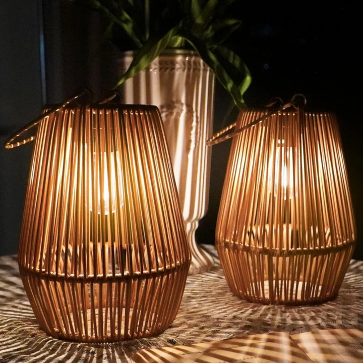 Stylowa zewnętrzna lampa solarna o nowoczesnym designie, wodoodporna; idealna do oświetlenia ogrodu ciepłym światłem.