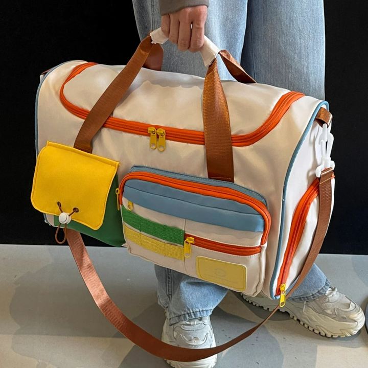Uniwersalna torba duffel FlexaBag z lekkiego nylonu, kolorowe bloki. Perfekcyjna na spontaniczne wyjazdy i aktywny tryb życia.
