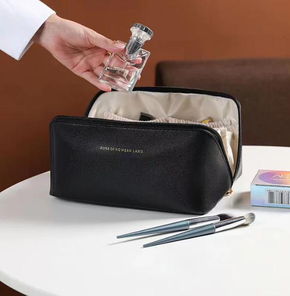 Pomysł na prezent: elegancka kosmetyczka damska BelleVault. Organizer na makijaż, akcesoria i produkty do piękna.