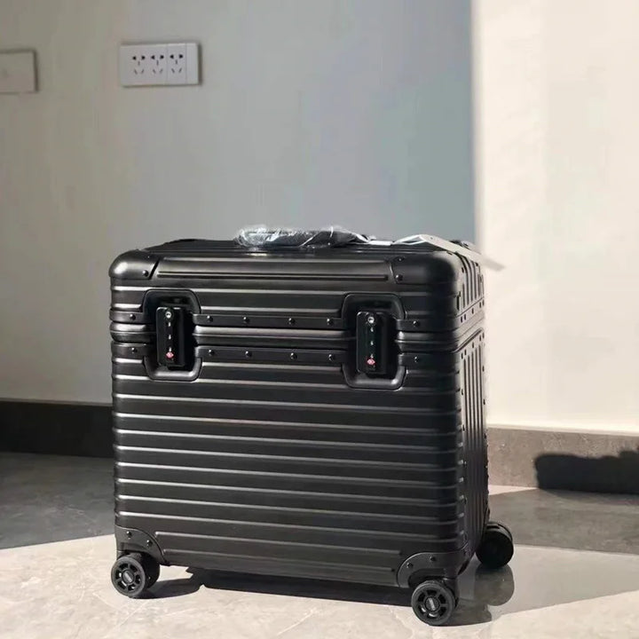Walizka Monaco z twardego aluminium-magnezu. Zapewnia maksymalną ochronę bagażu podczas podróży.