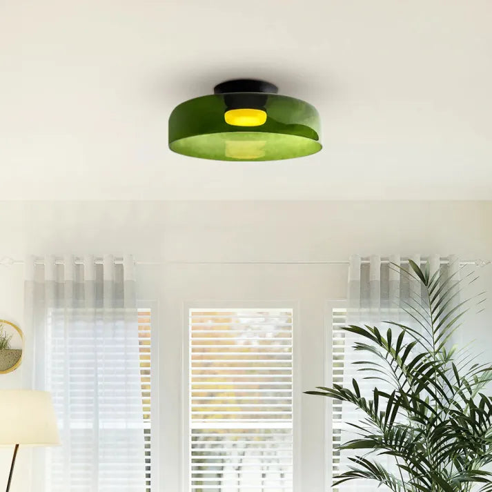 Lampa sufitowa z przezroczystego szkła, dodaje lekkości i przestronności do pomieszczenia