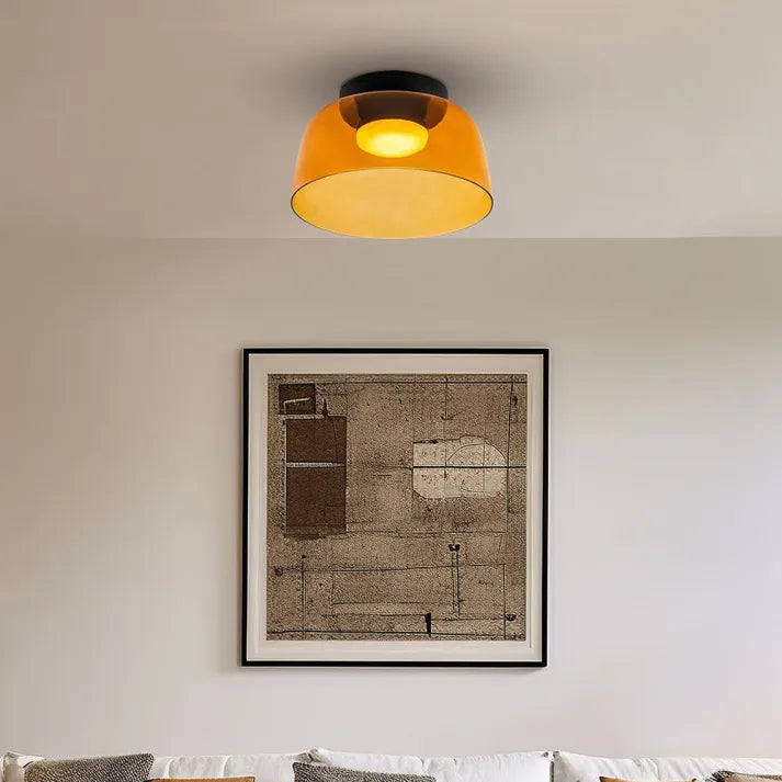Lampa sufitowa z pomarańczowego szkła, design łączący tradycję z nowoczesnością, podkreśla charakter pomieszczenia
