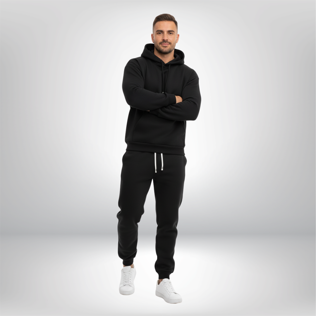 Sportowy dres męski: bluza z kapturem i spodnie dresowe. Wygodna odzież męska na casualowe stylizacje i trening.