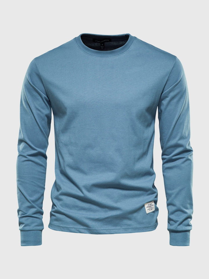 Mężczyzna w modnym, męskim longsleeve. Wygodna odzież z długim rękawem, casualowy styl na jesień/zimę.