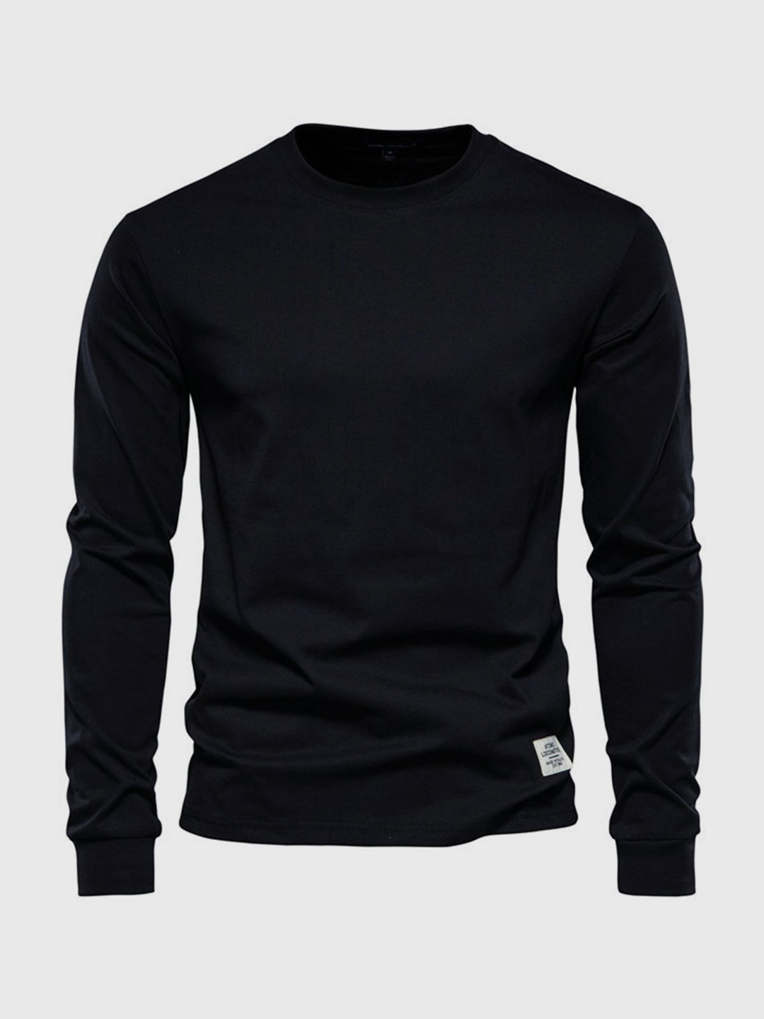 Bliski widok na teksturę męskiego longsleeve. Miękki materiał, uniwersalna odzież na jesień i zimę.