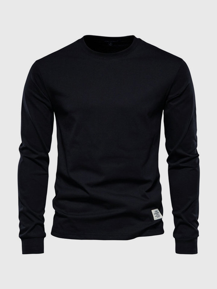Bliski widok na teksturę męskiego longsleeve. Miękki materiał, uniwersalna odzież na jesień i zimę.