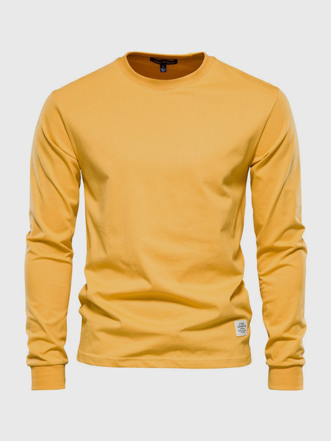 Mężczyzna w stylowym, męskim longsleeve. Modny look z długim rękawem, komfortowa odzież na jesień.