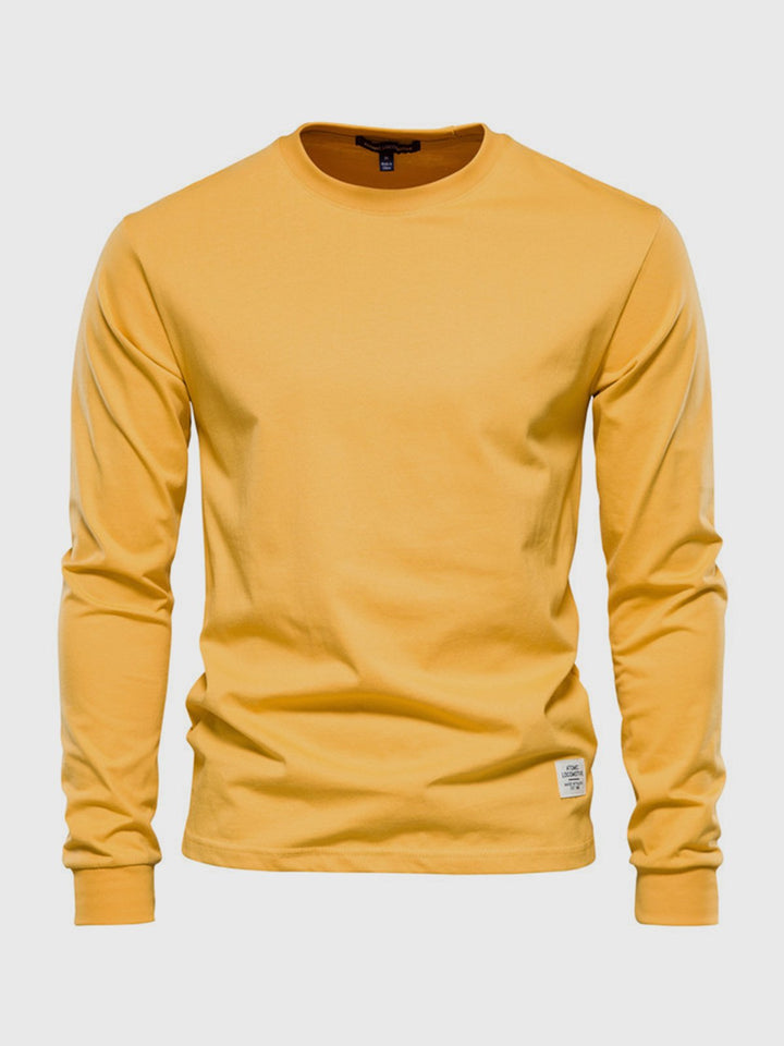 Mężczyzna w stylowym, męskim longsleeve. Modny look z długim rękawem, komfortowa odzież na jesień.
