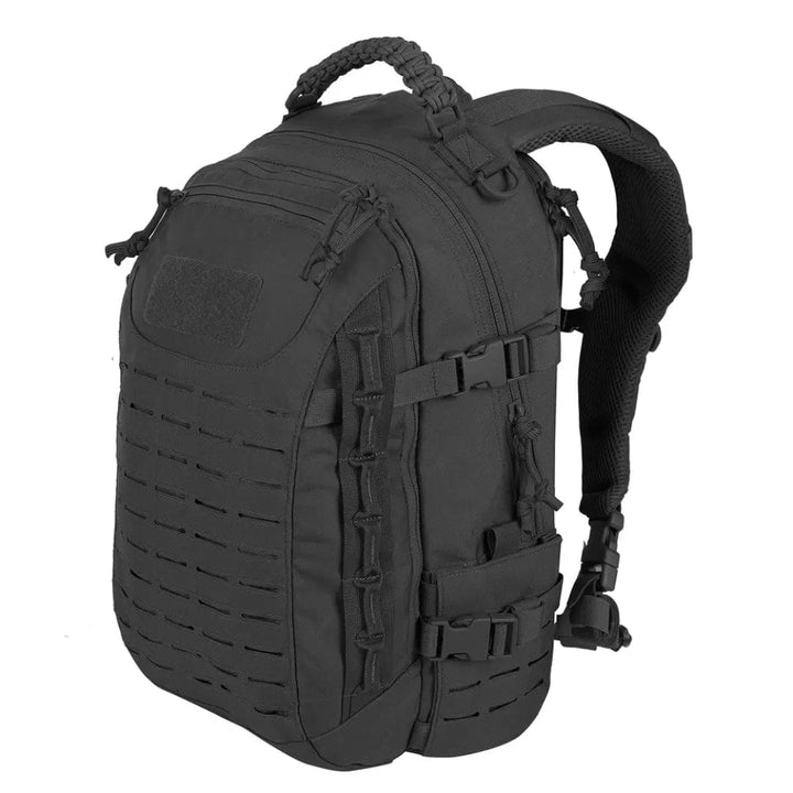 Mężczyzna z plecakiem taktycznym Explorer 30L, idealnym na militarny outdoor i przygody survival.