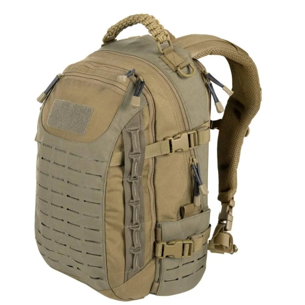 Męski plecak taktyczny 30L Explorer w scenerii outdoor, wodoodporny na każdą wyprawę turystyczną.