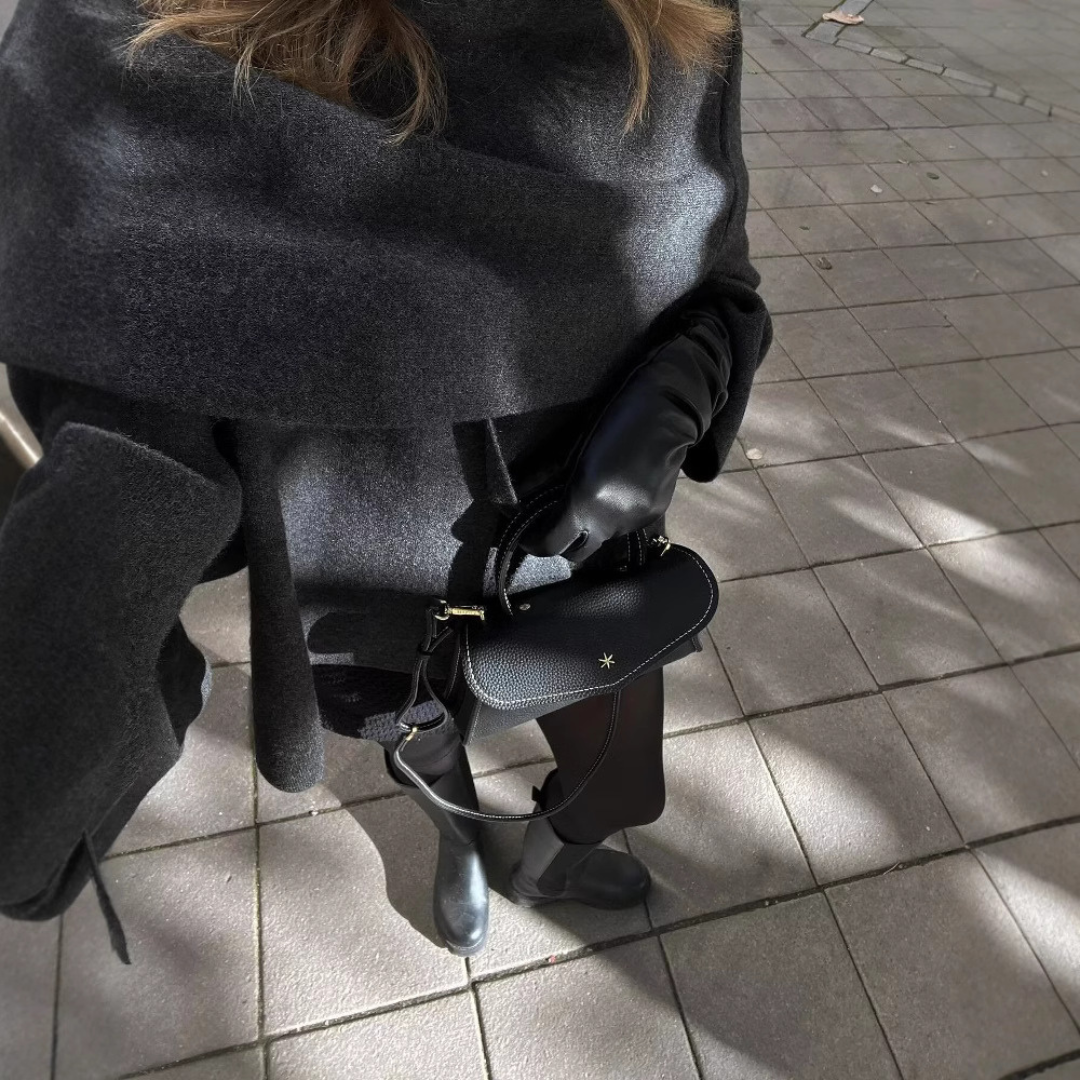 Damski elegancki jesienny płaszcz-peleryna, asymetryczny design w kolorze szarym, miękki materiał, nowoczesny i wygodny styl na chłodne dni.
