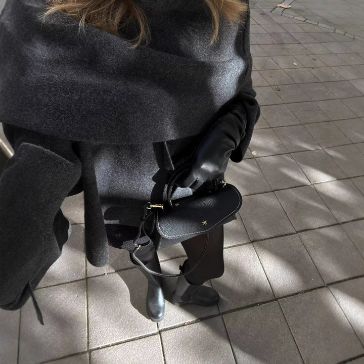 Damski elegancki jesienny płaszcz-peleryna, asymetryczny design w kolorze szarym, miękki materiał, nowoczesny i wygodny styl na chłodne dni.