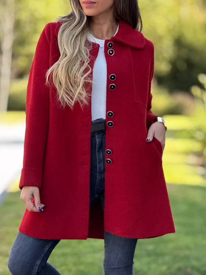Duże zbliżenie na elegancki płaszcz zimowy damski Louise, ukazujące detale tkaniny i szwów, z klasycznym kołnierzem