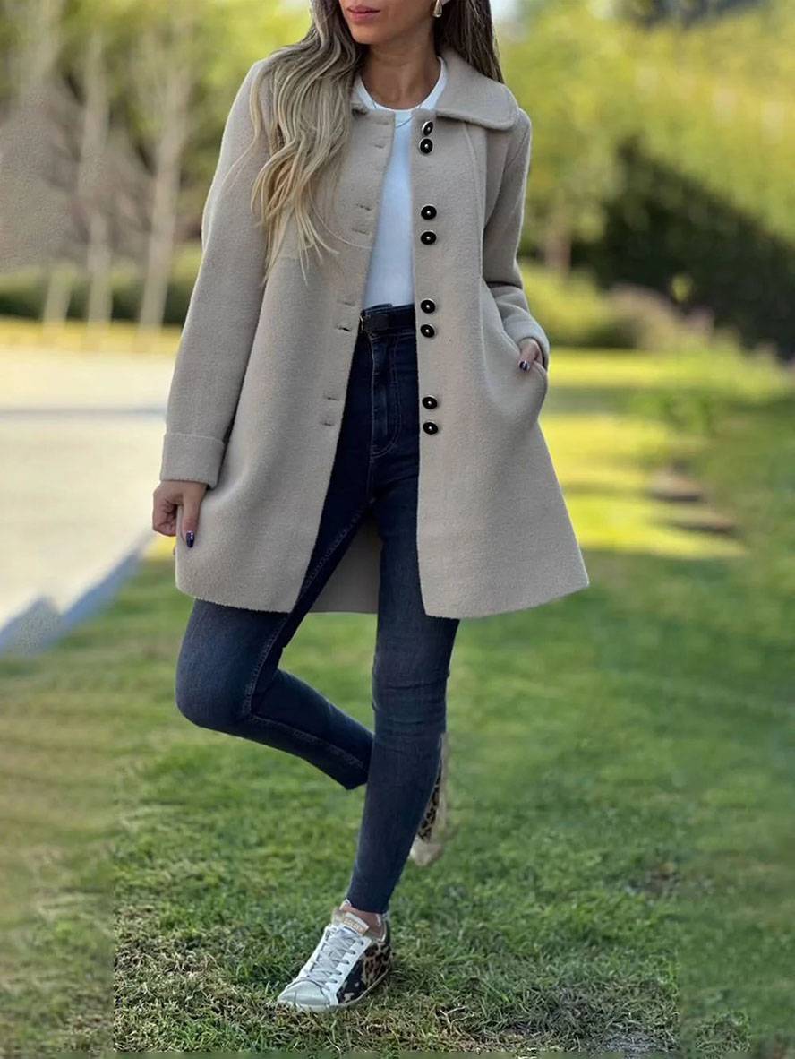 Płaszcz zimowy Louise na modelce, ukazujący jego wyrafinowany krój i uniwersalne zastosowanie w codziennych stylizacjach