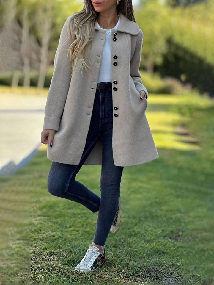 Płaszcz zimowy Louise na modelce, ukazujący jego wyrafinowany krój i uniwersalne zastosowanie w codziennych stylizacjach