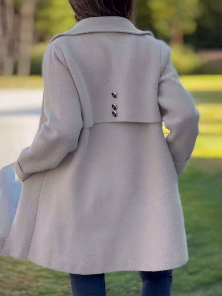 Zdjęcie z profilu przedstawiające elegancki płaszcz zimowy damski Louise, z widocznym klasycznym kołnierzem i zapięciem na guziki