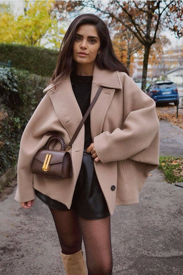 Brązowy wełniany płaszcz oversize, luźny krój, detale z guzikami, elegancki na jesień i zimę, zapewnia styl i komfort.