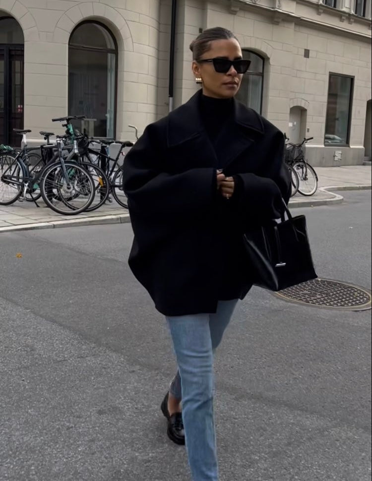 Brązowy wełniany płaszcz oversize, luźny krój, detale z guzikami, elegancki na jesień i zimę, zapewnia styl i komfort.