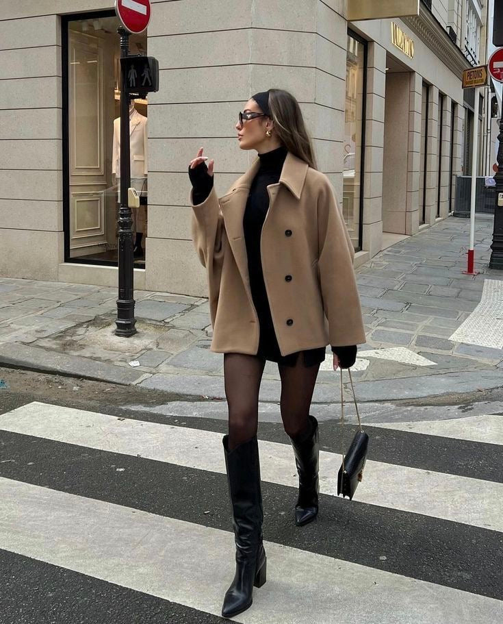 Brązowy wełniany płaszcz oversize, luźny krój, detale z guzikami, elegancki na jesień i zimę, zapewnia styl i komfort.