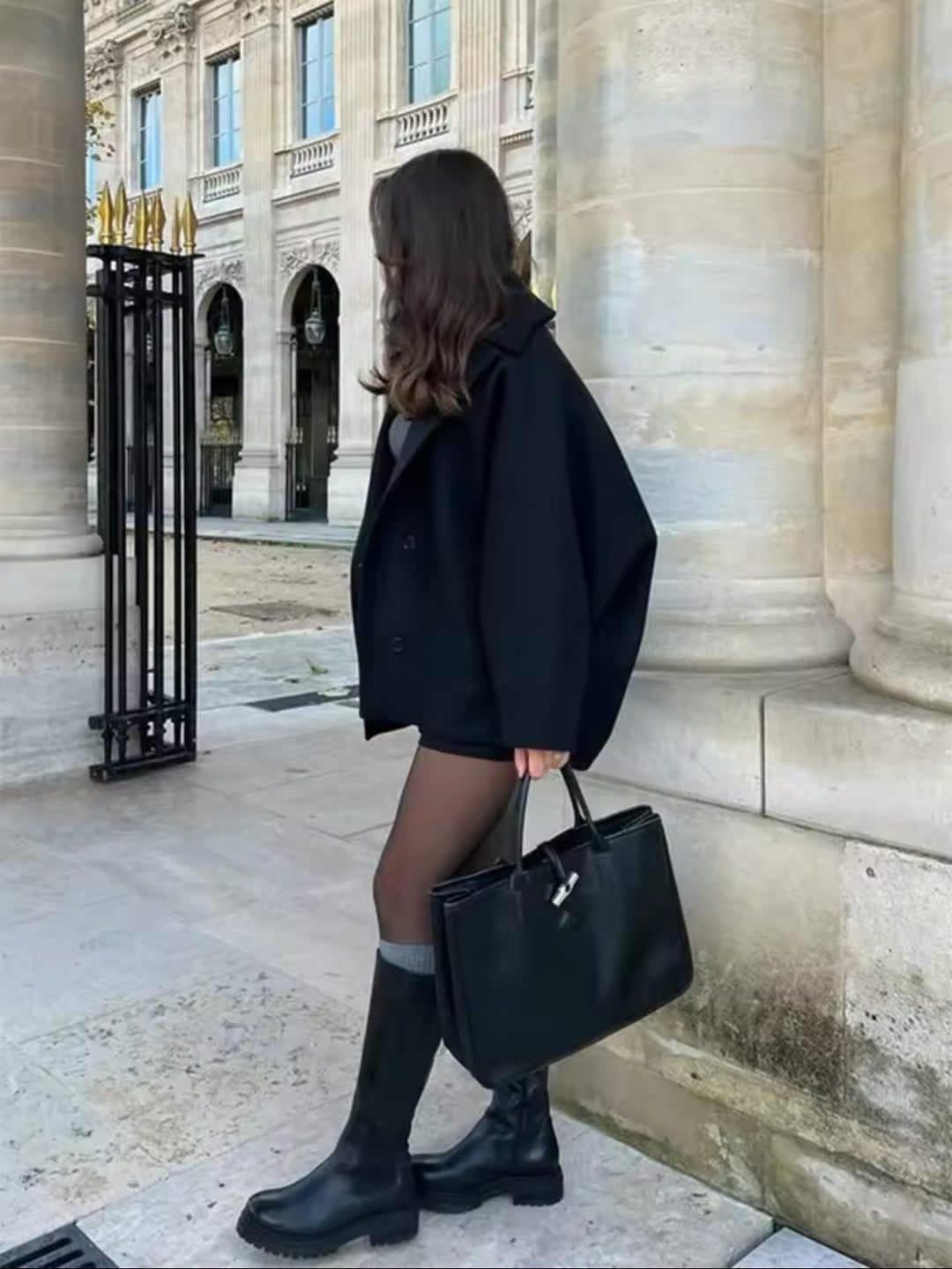 Elegancki, oversize'owy płaszcz wełniany, idealny na zimę, zapewniający komfort i styl.