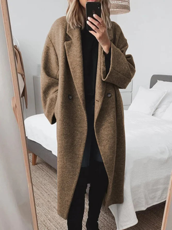 Detale płaszcza damskiego oversize, brązowy, elegancki i nowoczesny.