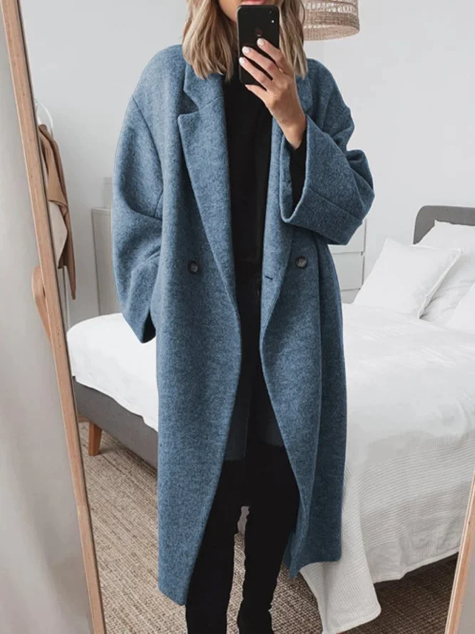 Modelka nosząca płaszcz damski oversize, brązowy, elegancki i nowoczesny.