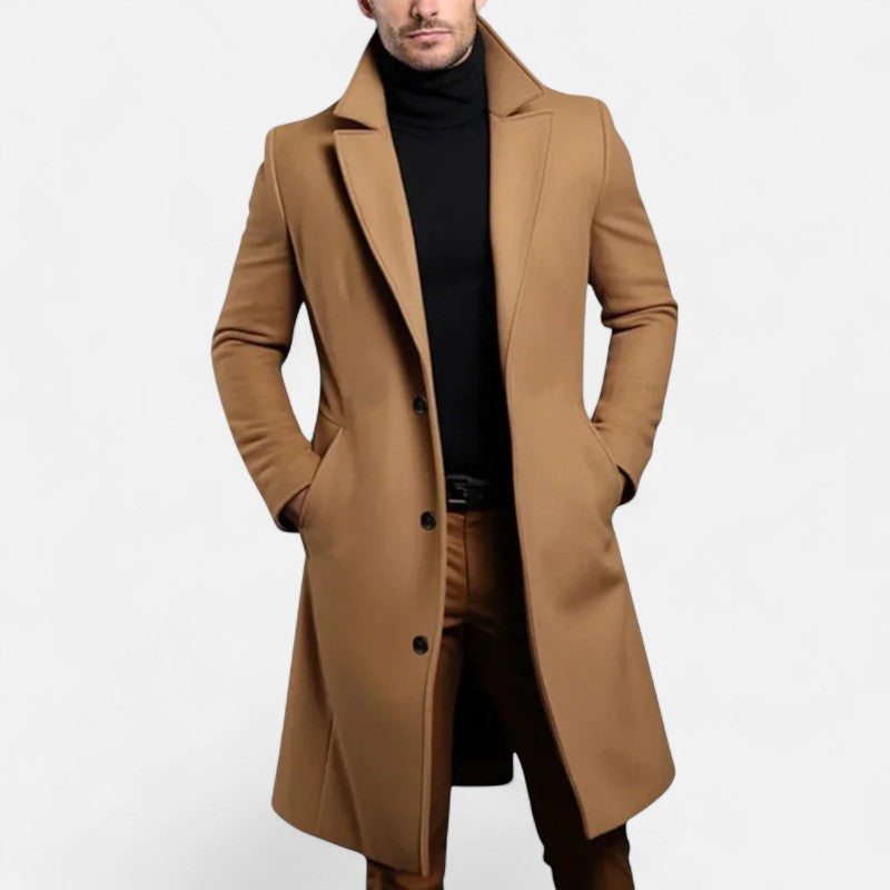 Stylowy męski płaszcz o eleganckim kroju z kołnierzem, zapewniający wysmukłą sylwetkę i odporność na zimno.