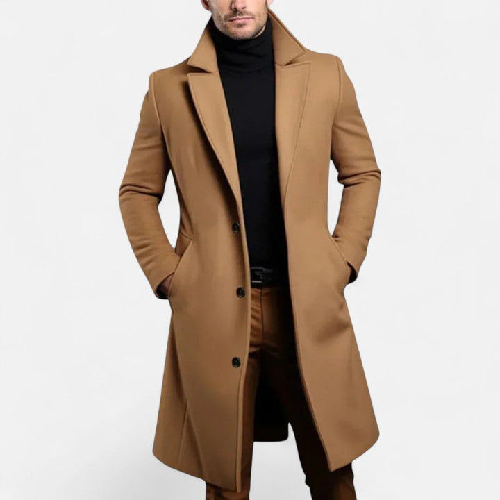 Stylowy męski płaszcz o eleganckim kroju z kołnierzem, zapewniający wysmukłą sylwetkę i odporność na zimno.