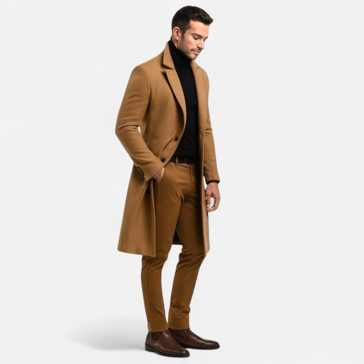 Stylowy męski płaszcz o eleganckim kroju z kołnierzem, zapewniający wysmukłą sylwetkę i odporność na zimno.