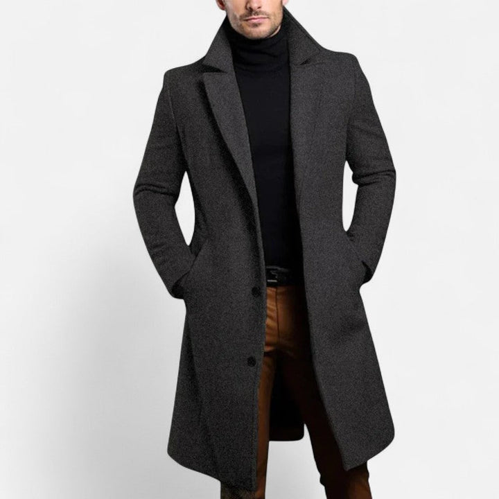 Stylowy męski płaszcz o eleganckim kroju z kołnierzem, zapewniający wysmukłą sylwetkę i odporność na zimno.