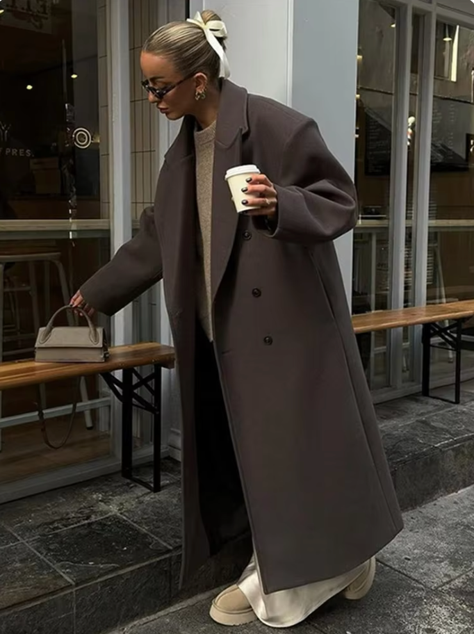 Elegancki damski płaszcz zimowy, brązowy, z imponującym kołnierzem, uniwersalny styl.