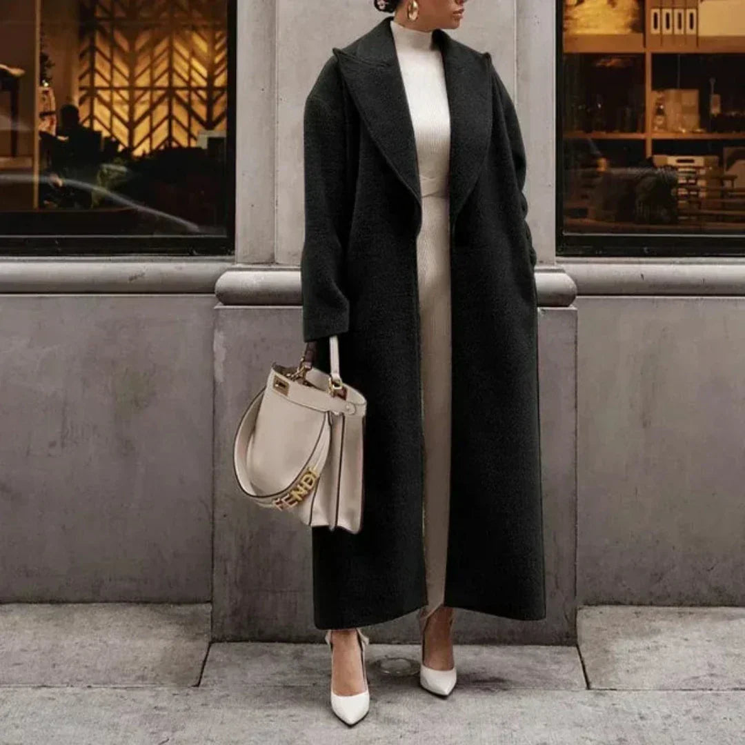 Stylowy długi płaszcz zimowy dla kobiet w kolorze khaki, idealny na chłodne dni, zapewniający elegancję i ciepło.