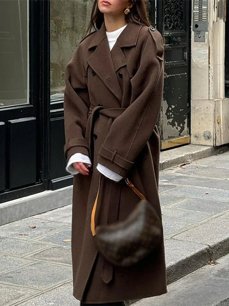 Szykowny płaszcz maxi damski z kołnierzem, dwurzędowy, z regulowanym paskiem, długi i elegancki na zimę.