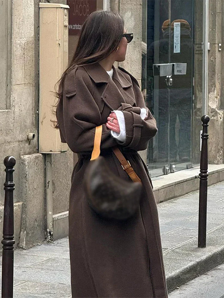 Szykowny płaszcz maxi damski z kołnierzem, dwurzędowy, z regulowanym paskiem, długi i elegancki na zimę.