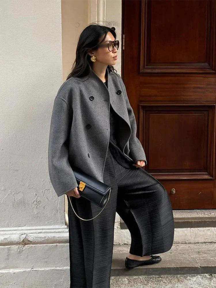 Wełniany płaszcz damski oversize Gina, modny styl streetwear, luźny krój, nowoczesne zapięcie na guziki, jednolity kolor.