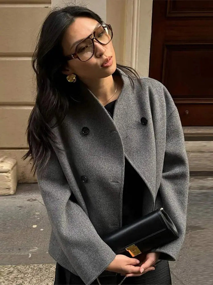 Wełniany płaszcz damski oversize Gina, modny styl streetwear, luźny krój, nowoczesne zapięcie na guziki, jednolity kolor.