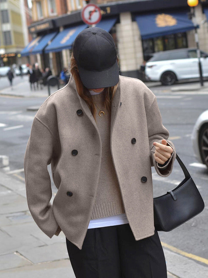 Wełniany płaszcz damski oversize Gina, modny styl streetwear, luźny krój, nowoczesne zapięcie na guziki, jednolity kolor.