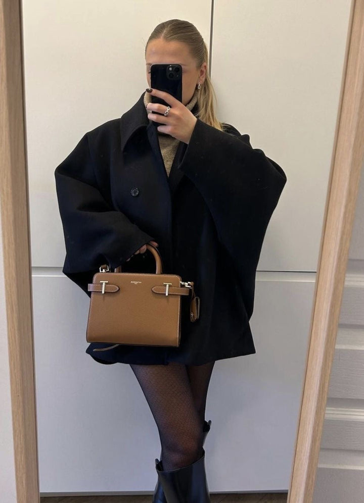Damski płaszcz oversize z wełny, nowoczesny krój, kolor beżowy, elegancki i ciepły, idealny na jesień