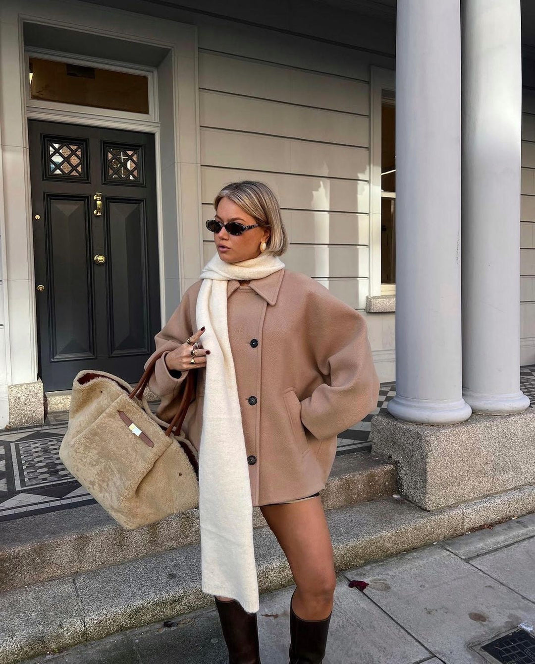 Damski płaszcz oversize z wełny, nowoczesny krój, kolor beżowy, elegancki i ciepły, idealny na jesień