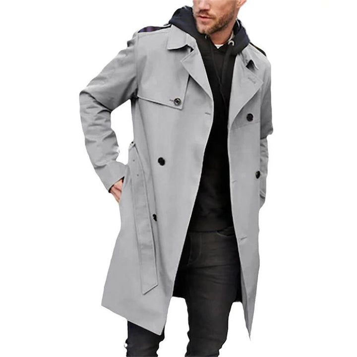 Męski płaszcz trench, dopasowany krój, dwurzędowy, widok z przodu, elegancki i oddychający, klasyczny styl.