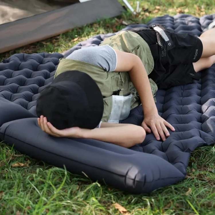 Szczegół lekkości i wytrzymałości podwójnego materaca dmuchanego do campingu.