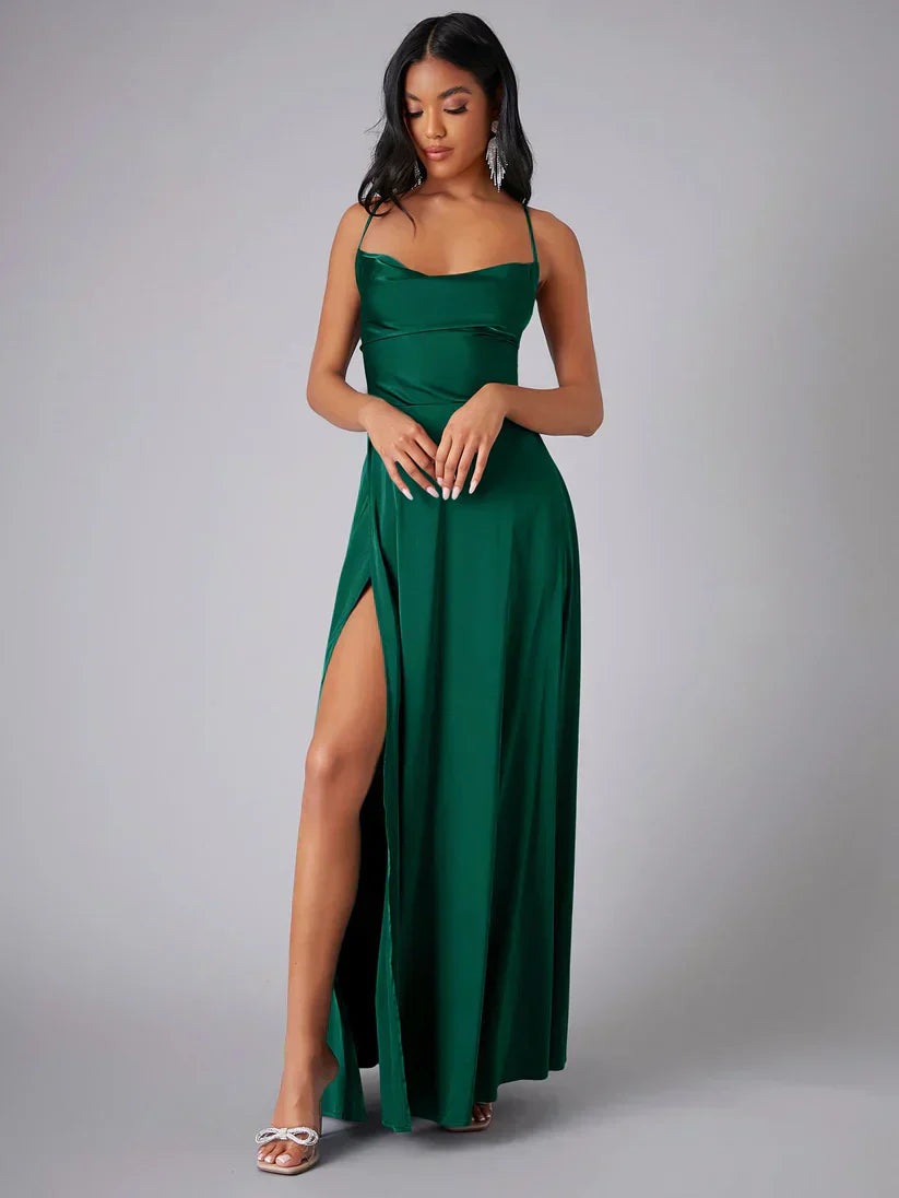 Elegancka satynowa sukienka maxi, cienkie ramiączka, odkryte plecy, drapowany dekolt, odważne rozcięcie, szykowna i efektowna na wieczór.