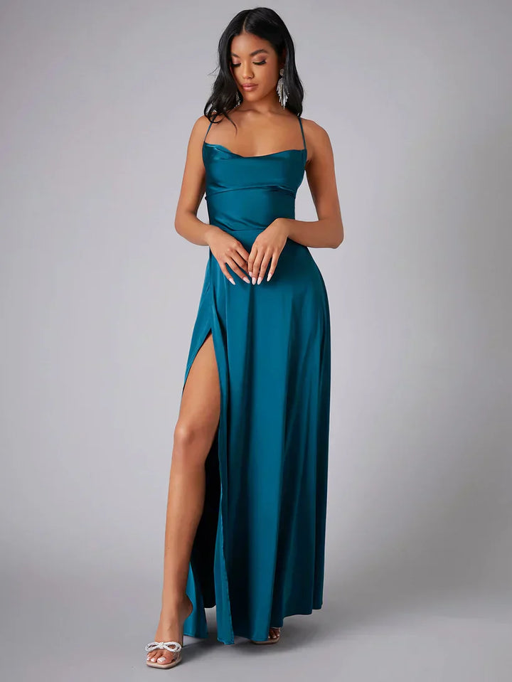 Elegancka satynowa sukienka maxi, cienkie ramiączka, odkryte plecy, drapowany dekolt, odważne rozcięcie, szykowna i efektowna na wieczór.
