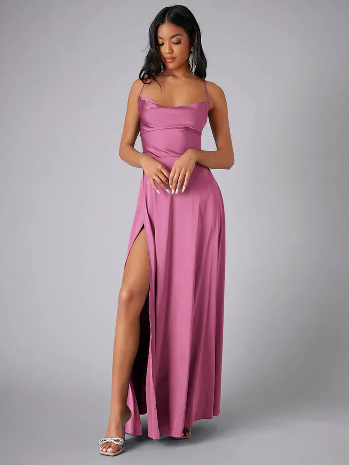Elegancka satynowa sukienka maxi, cienkie ramiączka, odkryte plecy, drapowany dekolt, odważne rozcięcie, szykowna i efektowna na wieczór.